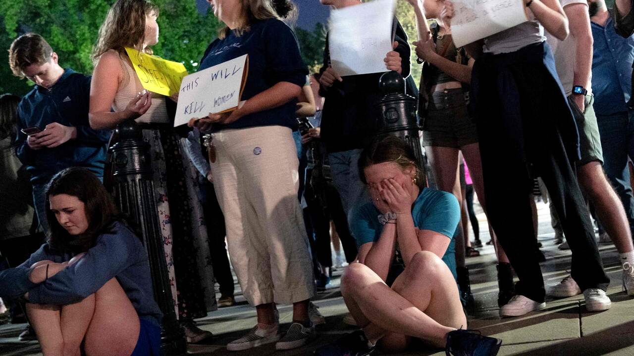 Een activiste is in tranen vanwege het uitgelekte document waarin staat dat het Hooggerechtshof het federale recht op abortus ongedaan wil maken.