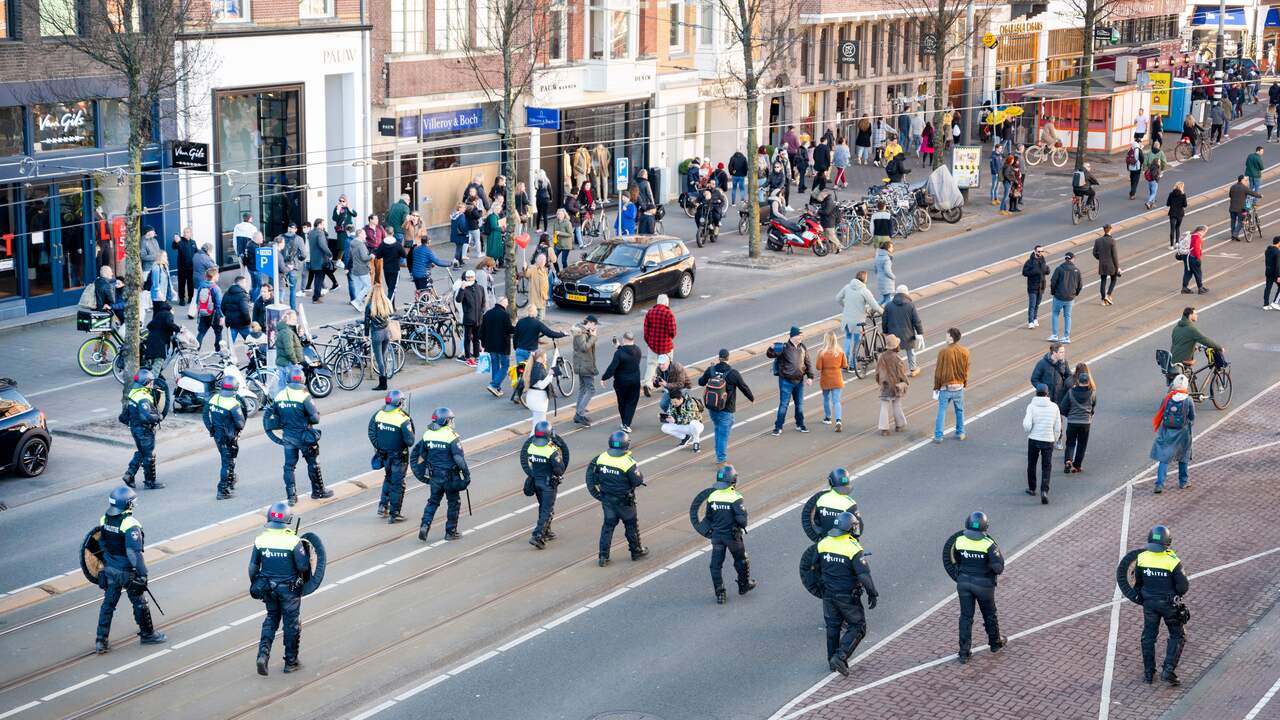 Noodbevel van kracht in Amsterdam, Museumplein door ME schoongeveegd Binnenland NU.nl