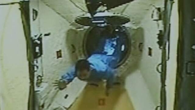 De Chinese astronaut Nie Haisheng betrad Tiangong-1 in 2013.