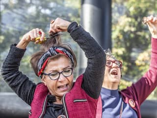 Mensen knippen hun haren af uit solidariteit met de vrouwen in Iran: waarom?