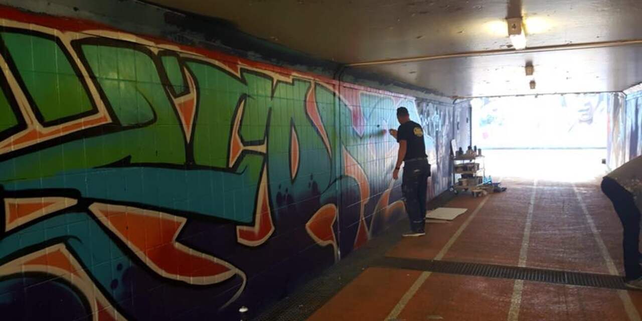 Graffiti-kunstenaar herstelt eigen werk in Kadetunnel Roosendaal