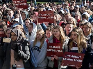 Scholieren VS lopen weg uit klaslokalen in protest tegen wapengeweld