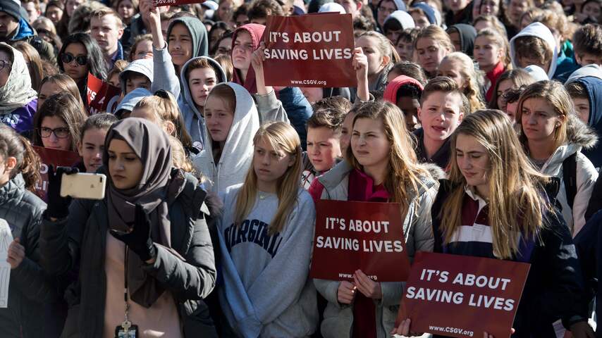 Scholieren VS lopen weg uit klaslokalen in protest tegen wapengeweld