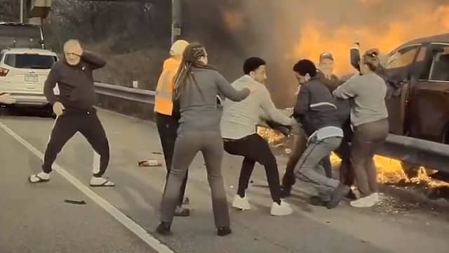 Dashcam filmt hoe omstanders in VS man uit brandende auto redden