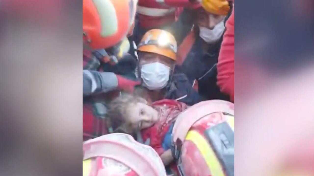 Meisje (3) levend onder puin vandaan gehaald na aardbeving Meisje (3) levend onder puin vandaan gehaald na aardbeving