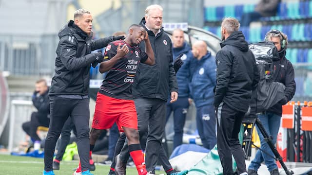 Ahmad Mendes Moreira nadat de scheidsrechter de wedstrijd tussen FC Den Bosch en Excelsior heeft stilgelegd