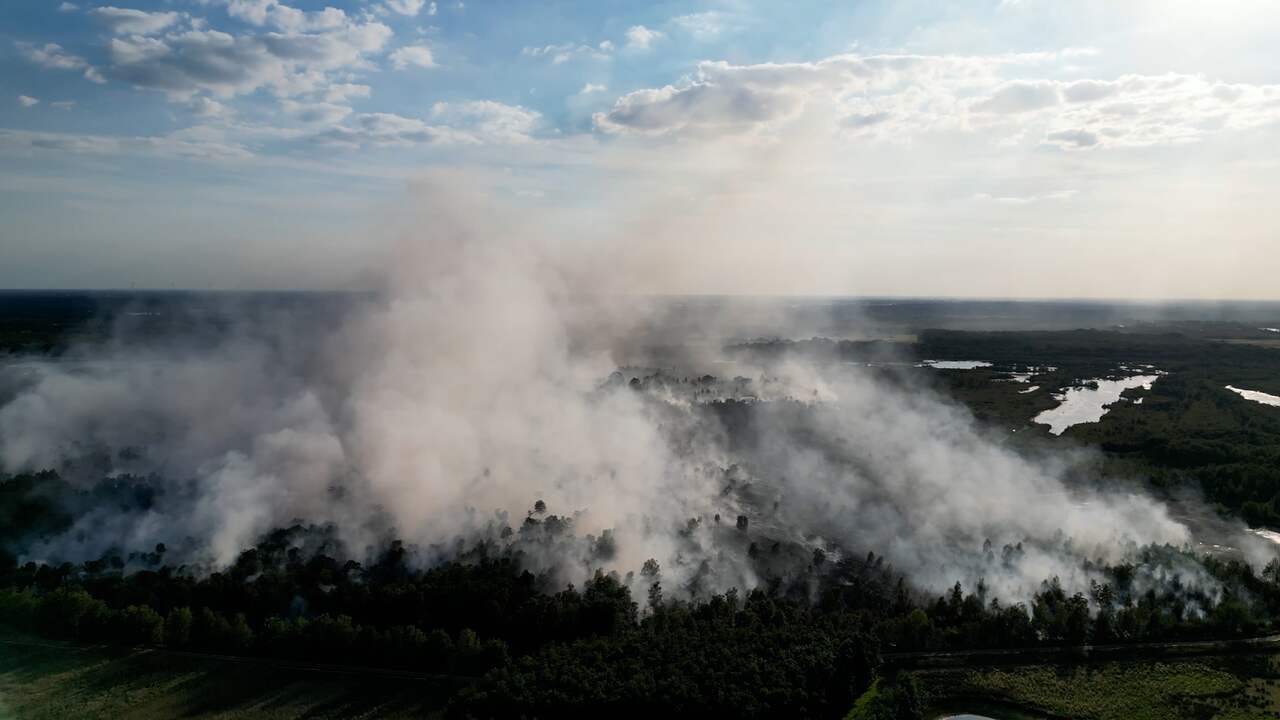 Beeld uit video: Drone filmt grote rookwolken bij natuurbrand in De Peel