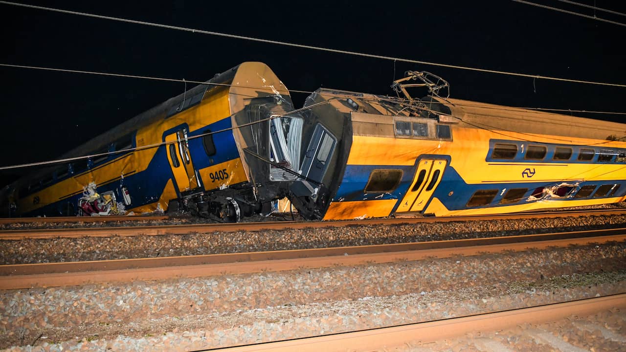 Op 4 april 2023 ontspoort een trein na een botsing met bouwmateriaal bij Voorschoten.