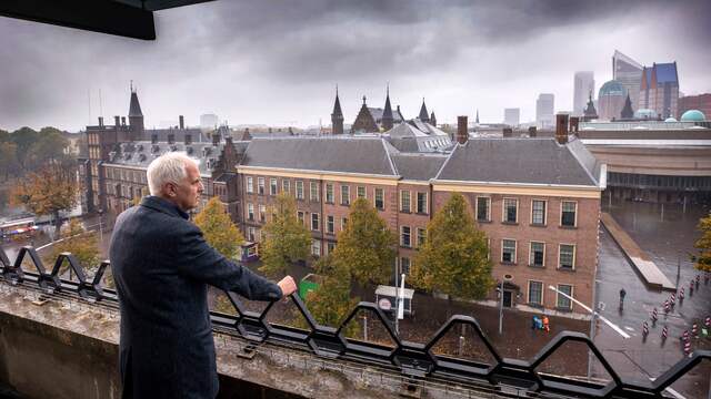 De NOS komt steeds meer onder vuur te liggen van mensen die het niet eens zijn met de berichtgeving, en Fresen kan daarom vanaf het Binnenhof geen verslag meer doen zonder bewaking.