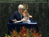 John Kerry zet samen met kleindochter handtekening onder klimaatverdrag