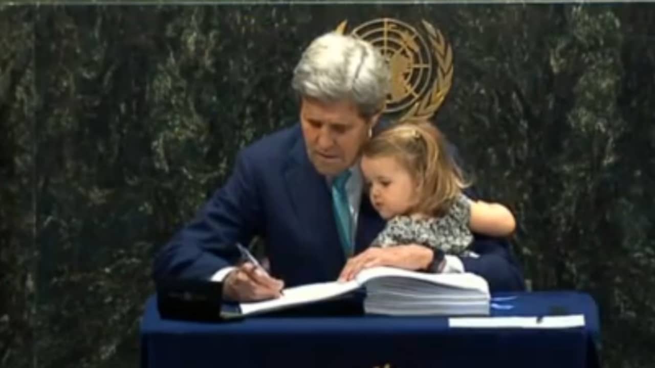 John Kerry zet samen met kleindochter handtekening onder klimaatverdrag