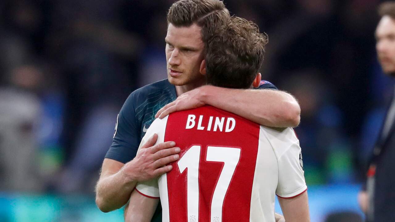Daley Blind wordt getroost door Jan Vertonghen na de voor Ajax dramatische halve finale tegen Tottenham Hotspur.