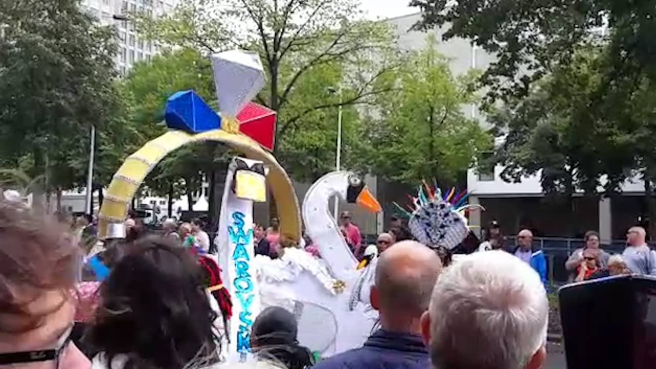 Dansers kleuren straten van Rotterdam voor Zomercarnaval