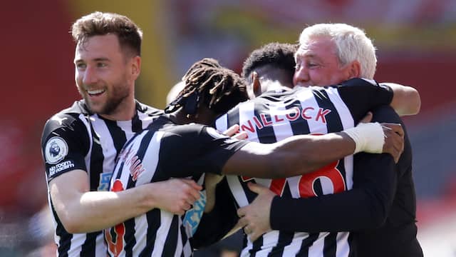 Newcastle United-manager Steve Bruce viert de gelijkmaker met zijn spelers.