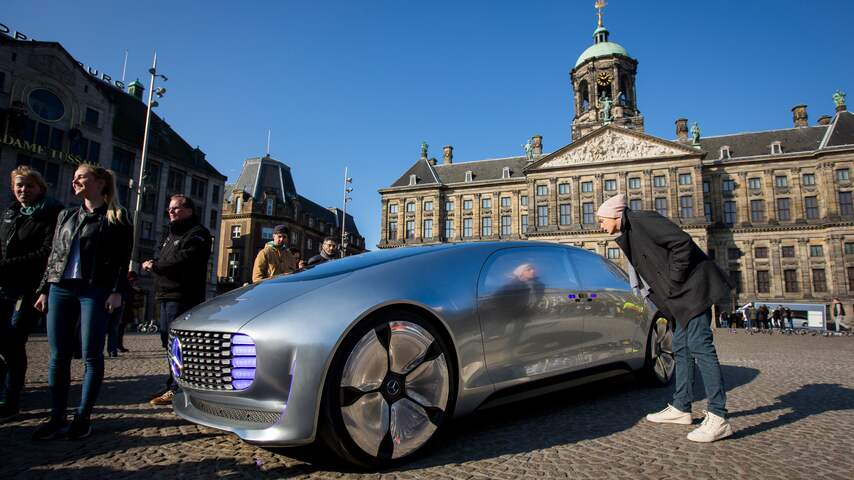 Nieuwe zelfrijdende Mercedes maakt rit door Amsterdam