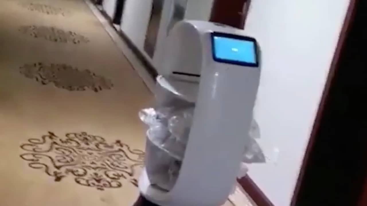Robot in China bezorgt eten aan geïsoleerde toeristen in hotel