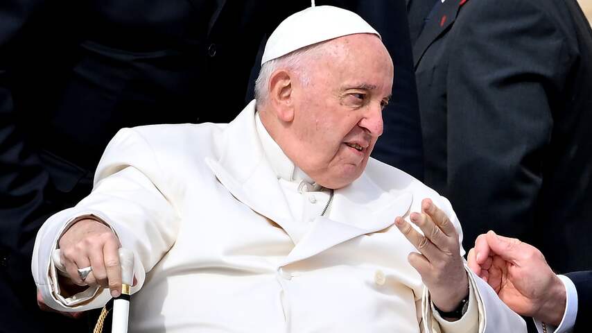Paus herstelt goed van longontsteking en is weer aan het werk vanuit ziekenhuis