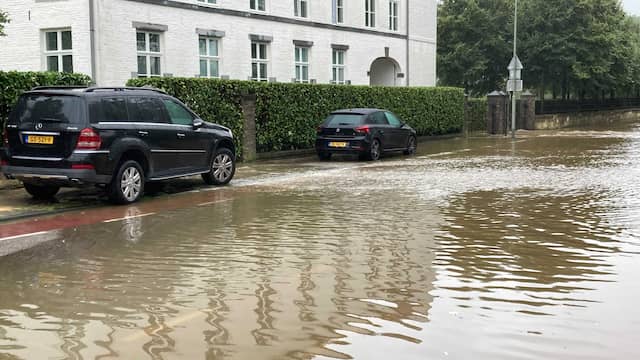 De straten staan blank op veel plekken in Limburg, zoals hier in Meerssen.