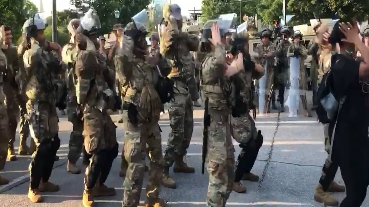 Beeld uit video: Nationale garde VS danst macarena met demonstranten in Atlanta