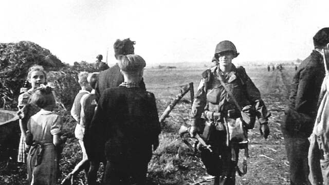 1944: Een Amerikaanse parachutist wordt welkom geheten in het Brabantse Son.