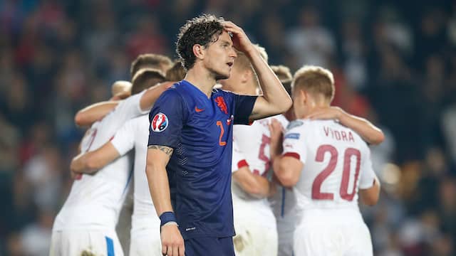 Daryl Janmaat baalt, terwijl de Tsjechen de winnende treffer in blessuretijd (2-1) vieren in de EK-kwalificatiewedstrijd in 2014.