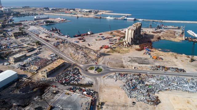Een luchtfoto na de explosie toont de complete verwoesting van de haven van Beiroet.
