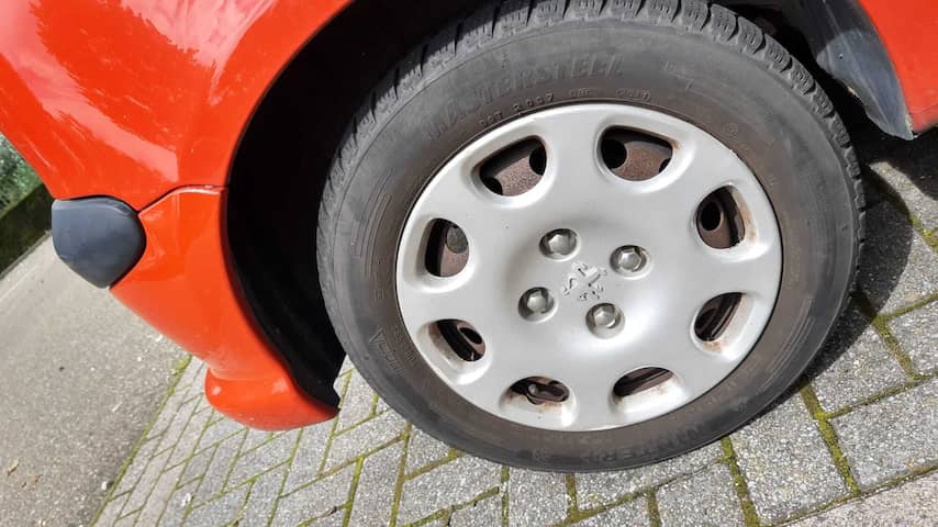 Meer Nederlandse auto's in hartje zomer de weg op met winterbanden
