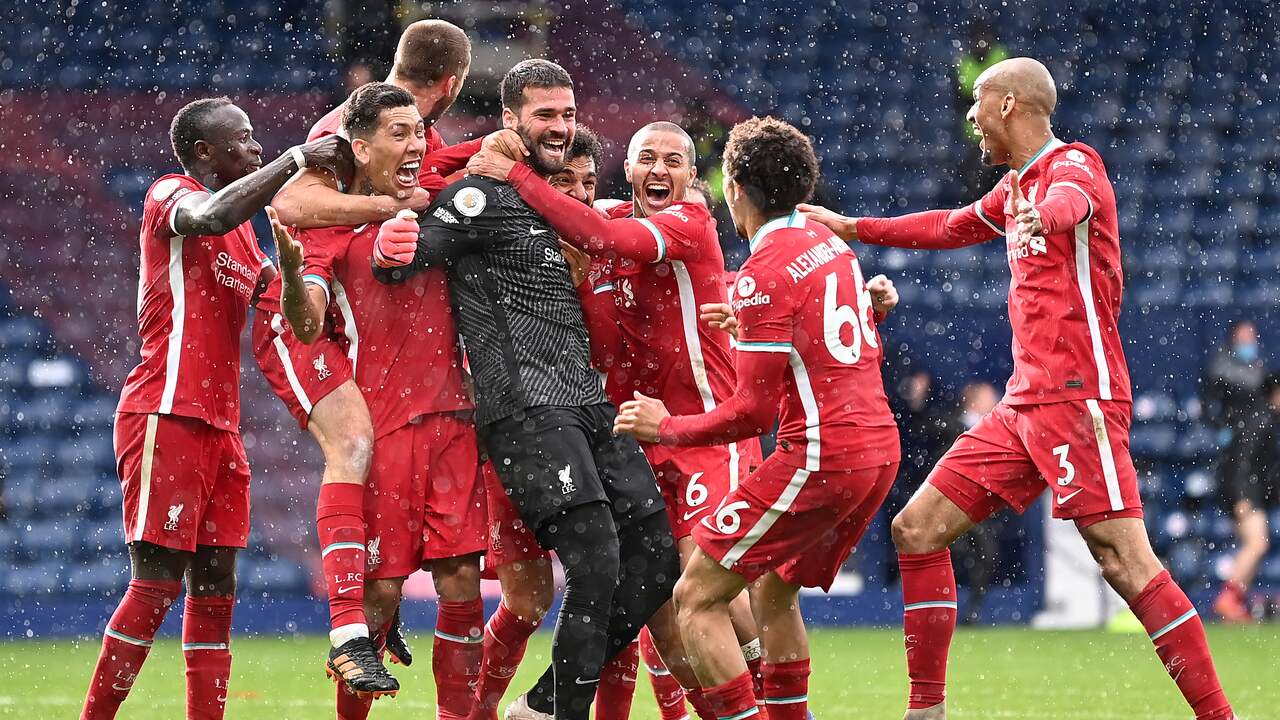 Keeper Alisson is het middelpunt van de feestvreugde bij Liverpool.