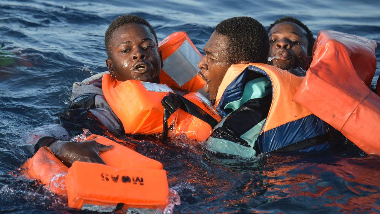 Leonard Doyle, woordvoerder bij de Internationale Organisatie voor Migratie meldt dat dit jaar tot dusver 4.220 mensen zijn omgekomen bij hun oversteek over de Middellandse Zee.