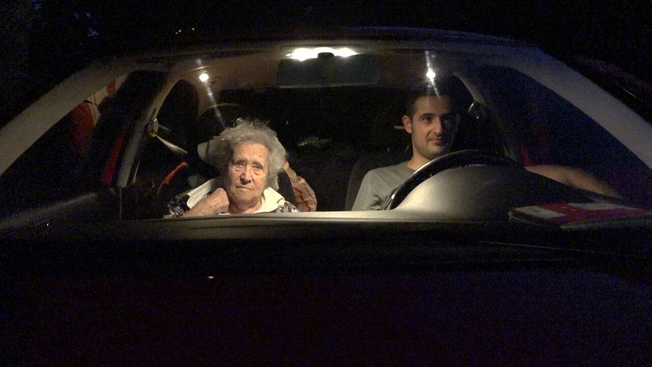 Bekijk hier de trailer van Oma en Chris & de Rode Auto