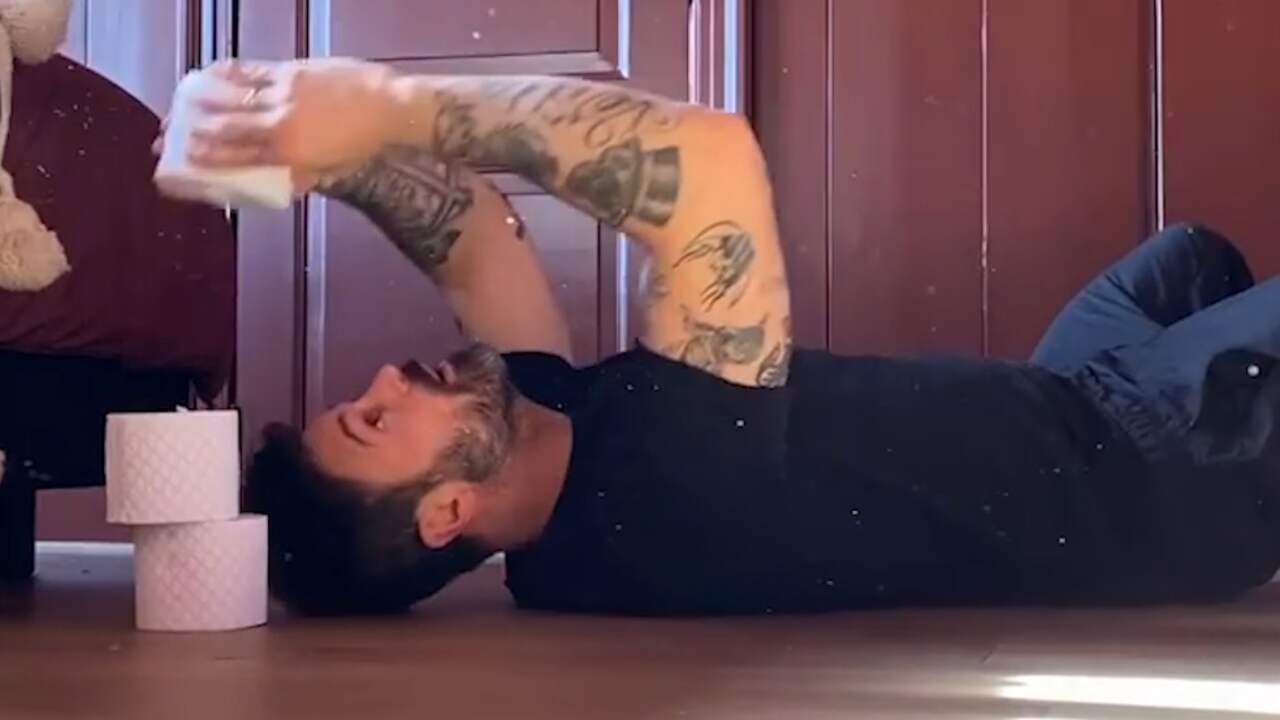 Beeld uit video: Arie Boomsma traint in woonkamer met wc-rollen
