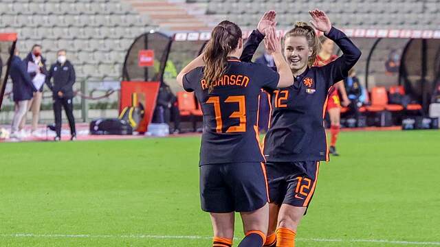 Vreugde bij invallers Renate Jansen en Victoria Pelova na de 1-6.