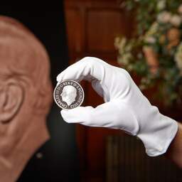 Britse munten met portret van kroonloze koning Charles onthuld