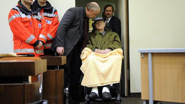 De hoogbejaarde John Demjanjuk werd tijdens zijn rechtszaak steevast in een rolstoel of ziekenhuisbed de rechtszaal in gereden. Desondanks werd hij veroordeeld tot vijf jaar cel voor zijn werkzaamheden als kampbewaker.