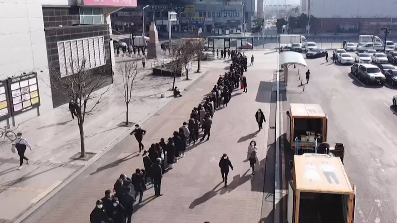 Beeld uit video: Zuid-Koreanen massaal in de rij voor mondmasker
