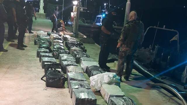 Er werden 45 pakketten met daarin de 1.325 kilo drugs opgevist.