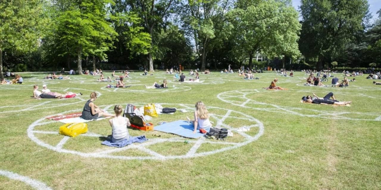 Cirkels in Julianapark in Utrecht aangebracht vanwege coronavirus