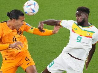 Van Dijk met kopbal dicht bij 1-0 tegen Senegal