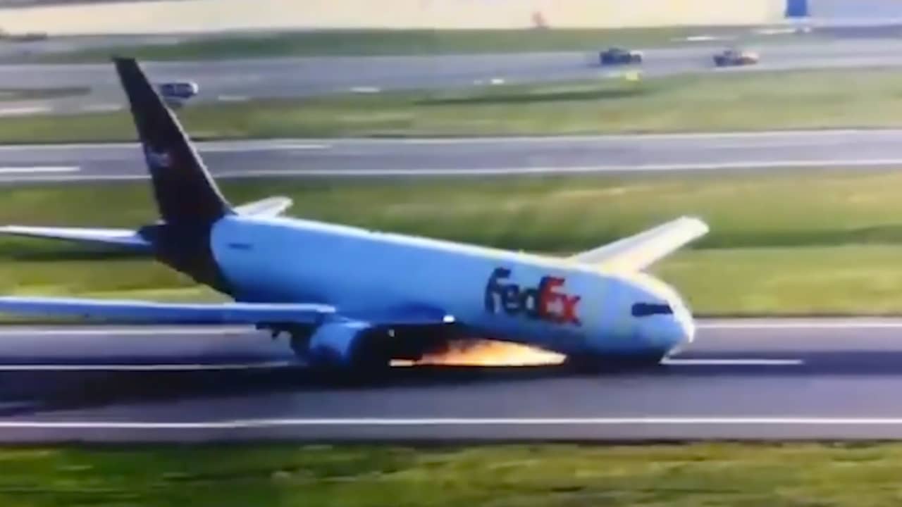 Beeld uit video: Vliegtuig maakt buikschuiver door probleem met landingsgestel