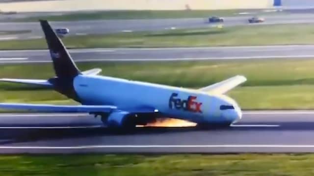 Vliegtuig maakt buikschuiver door probleem met landingsgestel
