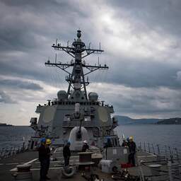Amerikaans oorlogsschip onder vuur genomen voor de kust van Jemen