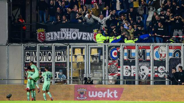 Het uitvak is door het dolle heen na de winnende goal van Marco van Ginkel.