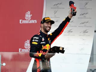 Ricciardo wint chaotische GP Azerbeidzjan, Verstappen valt uit