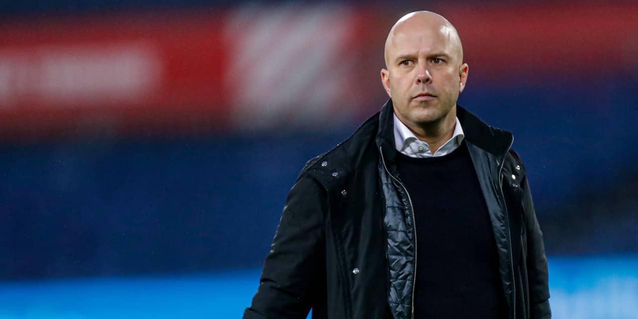 Feyenoord-trainer Slot passeert Senesi en Toornstra voor duel met Vitesse