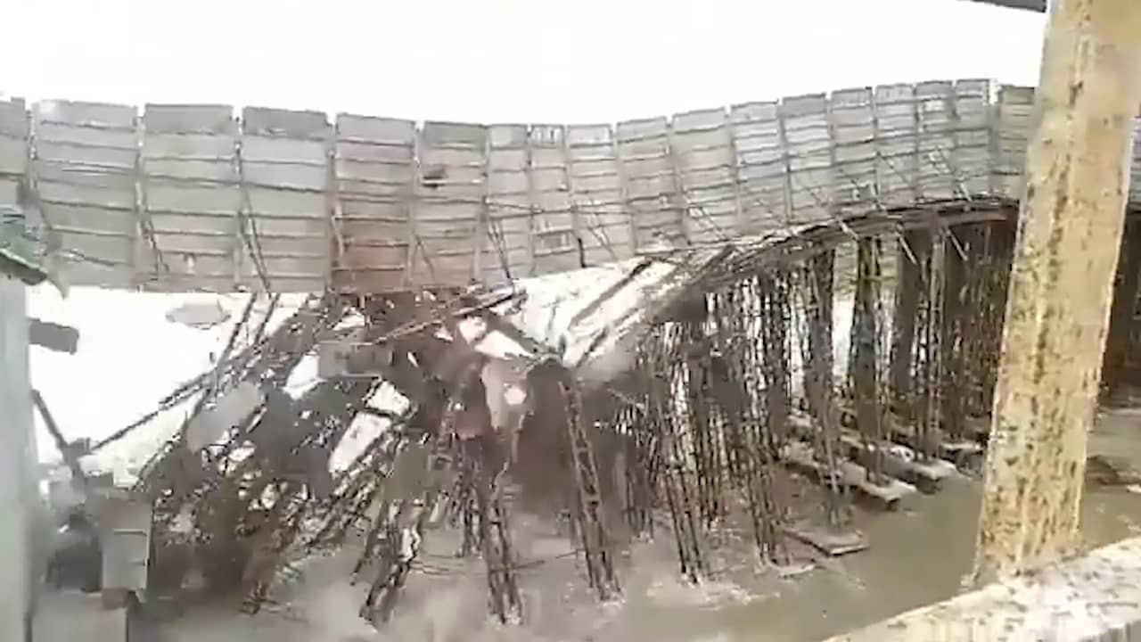 Beeld uit video: Brug in aanbouw stort in na cycloon Amphan in India