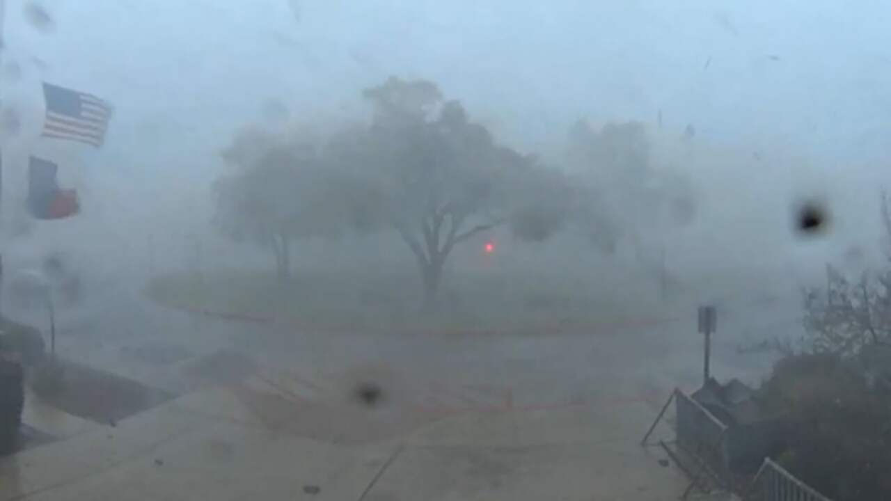 Beeld uit video: Beveiligingscamera toont hoe tornado door Texaanse stad raast