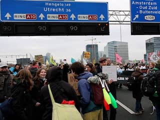 Honderden activisten blokkeren A10 bij Amsterdam ondanks verbod