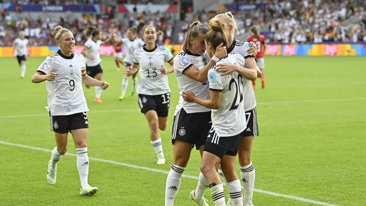 La Germania esulta dopo l'1-0 di Lina Magul.