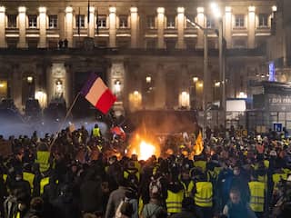 Franse politie pakt meer dan 240 mensen op bij protesten 'Gele Hesjes'