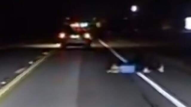 Dronken vrouw slaapt op autoweg in Texas